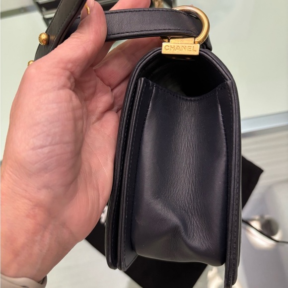 Authentic Chanel Caviar Quilted Médium Boy Flap Bag in Navy Blue - Picture 7 of 13